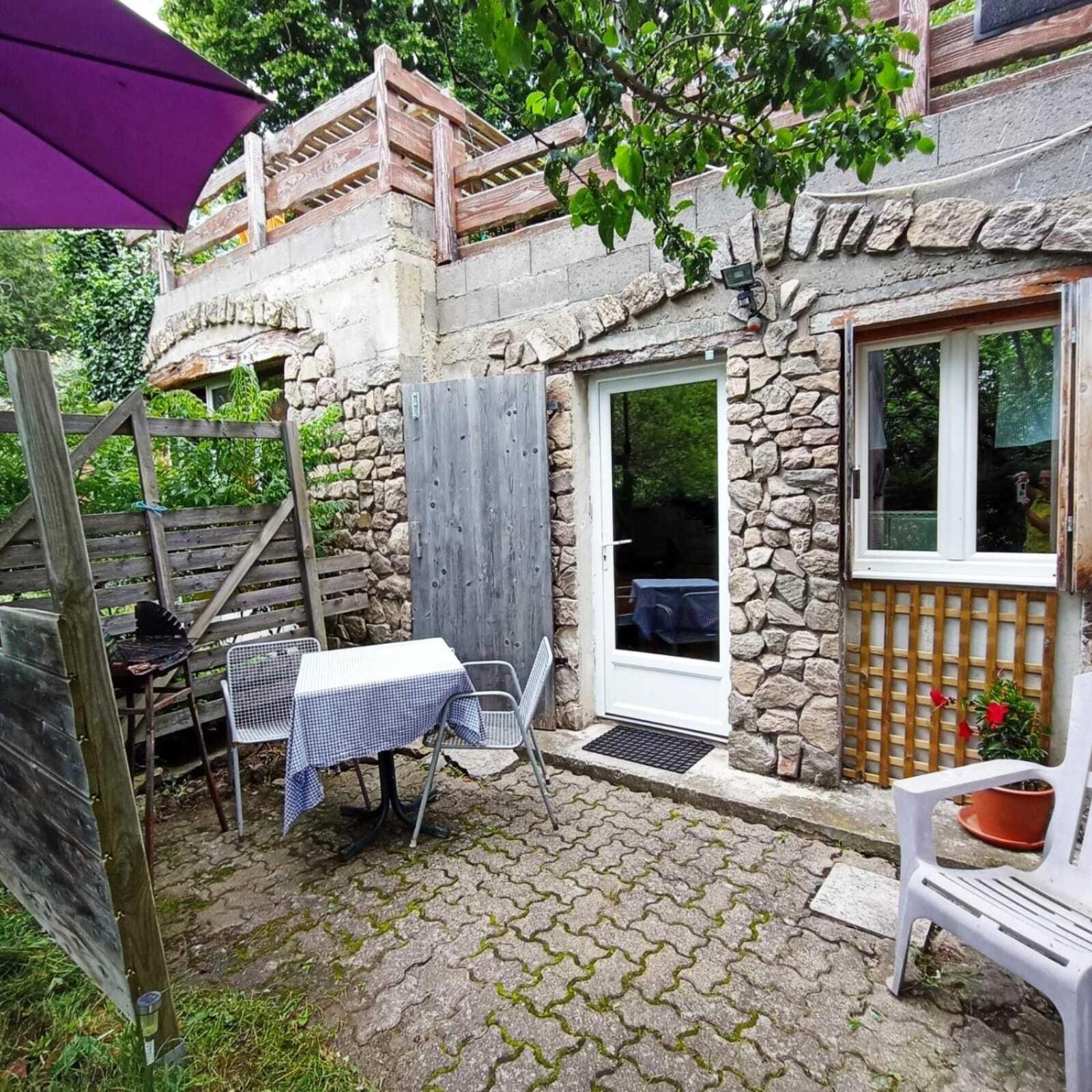 Gites Des Esselards Yzeron Habitación foto